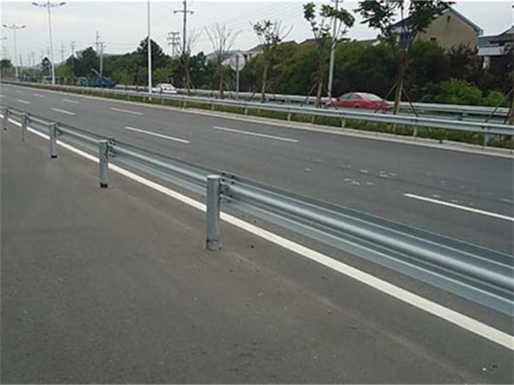 山東冠縣高速連接線(xiàn)護(hù)欄